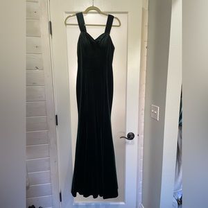 Lulu’s🎄Dark Emerald Velvet Gown